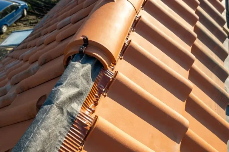 travaux sur un toit manque de tuiles